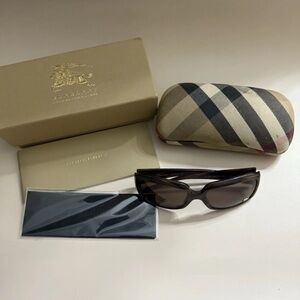 Burberry Sunglasses B 4039 3022/73 58[]18 130 3N Woman Brown Italy
